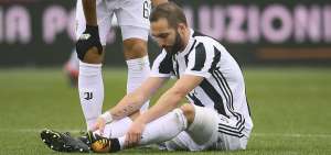 Juventus gana el derbi de Tur&iacute;n pero Higua&iacute;n se lesiona