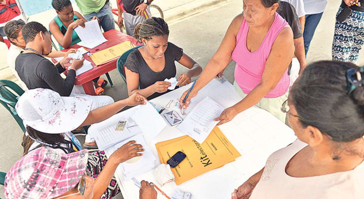 Delegados del Consejo Nacional Electoral y coordinadores de la zona supervisaron el proceso con el apoyo de vecinos y miembros de la Polic&iacute;a Nacional. Foto: William Orellana / El Tel&eacute;grafo