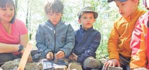 Los ni&ntilde;os aprenden conocimientos b&aacute;sicos de los primeros seres humanos, como crear fuego. Tambi&eacute;n elaboran guaridas con elementos del bosque. Foto: Cristina Zueger