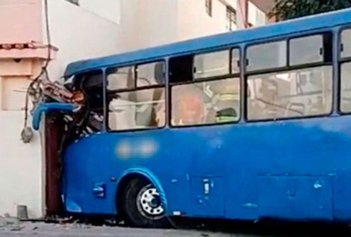 Tragedia vial en Riobamba: bus se impacta contra una casa y deja dos fallecidos