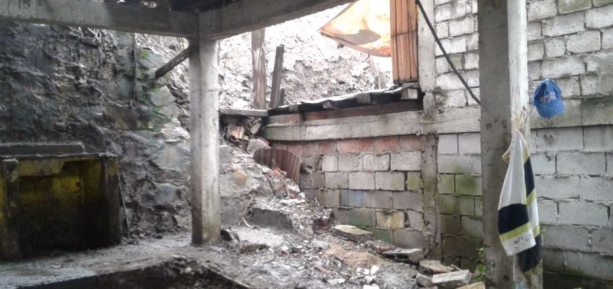 Una de las paredes de la casa de Carlos Cano result&oacute; afectada tras el deslizamiento de parte de la ladera.
