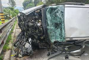 Accidente de tr&aacute;nsito en la v&iacute;a r&aacute;pida Cuenca - Azogues deja un fallecido y un herido