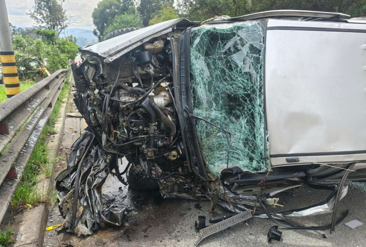 Accidente de tr&aacute;nsito en la v&iacute;a r&aacute;pida Cuenca - Azogues deja un fallecido y un herido
