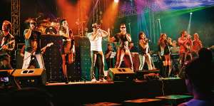 Desde hace 11 a&ntilde;os esta banda presenta espect&aacute;culos con tributos musicales de varias d&eacute;cadas.