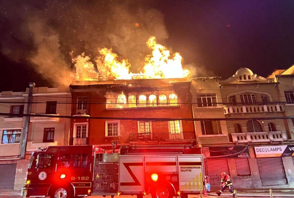 Bomberos de Quito sofocaron un incendio en una casa de tres pisos en San Juan. El hecho no dejó víctimas, pero sí daños materiales.