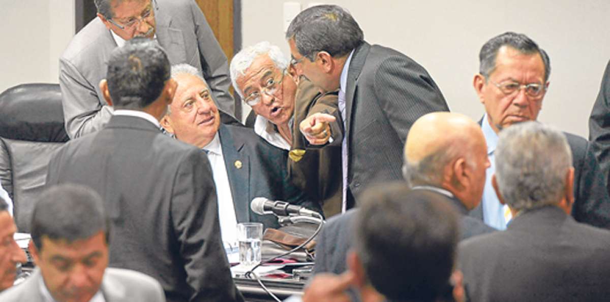 Luis Chiriboga (sentado) convers&oacute; con varios miembros del directorio, el viernes pasado, en la Ecuaf&uacute;tbol. Foto: Lylibeth Coloma / El Tel&eacute;grafo