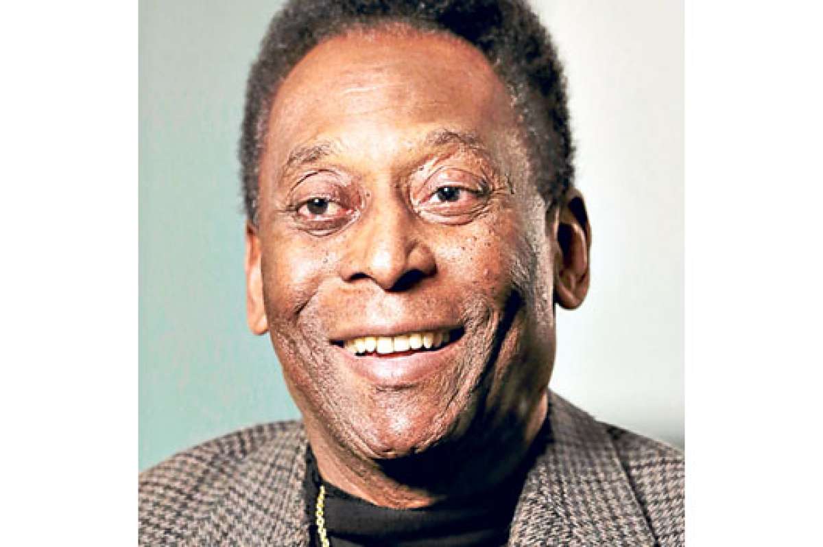  Tocando la guitarra, Pel&eacute; agradece a sus seguidores
