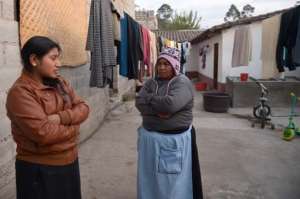 Desde que viaj&oacute; solo su hermana J&eacute;ssica P (Izq). ha mantenido contacto con Luis. Ella lo esperaba este jueves. Foto: Santiago Aguirre / El Tel&eacute;grafo