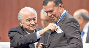 Joseph Blatter (izq.) presidente dimisionario de la FIFA, junto al titular de la Conmebol, Juan &Aacute;ngel Napout, durante el &uacute;ltimo congreso. Foto: Internet