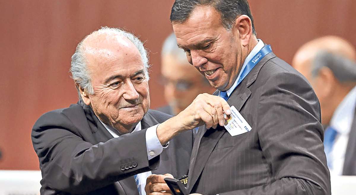 Joseph Blatter (izq.) presidente dimisionario de la FIFA, junto al titular de la Conmebol, Juan &Aacute;ngel Napout, durante el &uacute;ltimo congreso. Foto: Internet