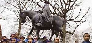 Estatuas confederadas activan debate sobre segregaci&oacute;n