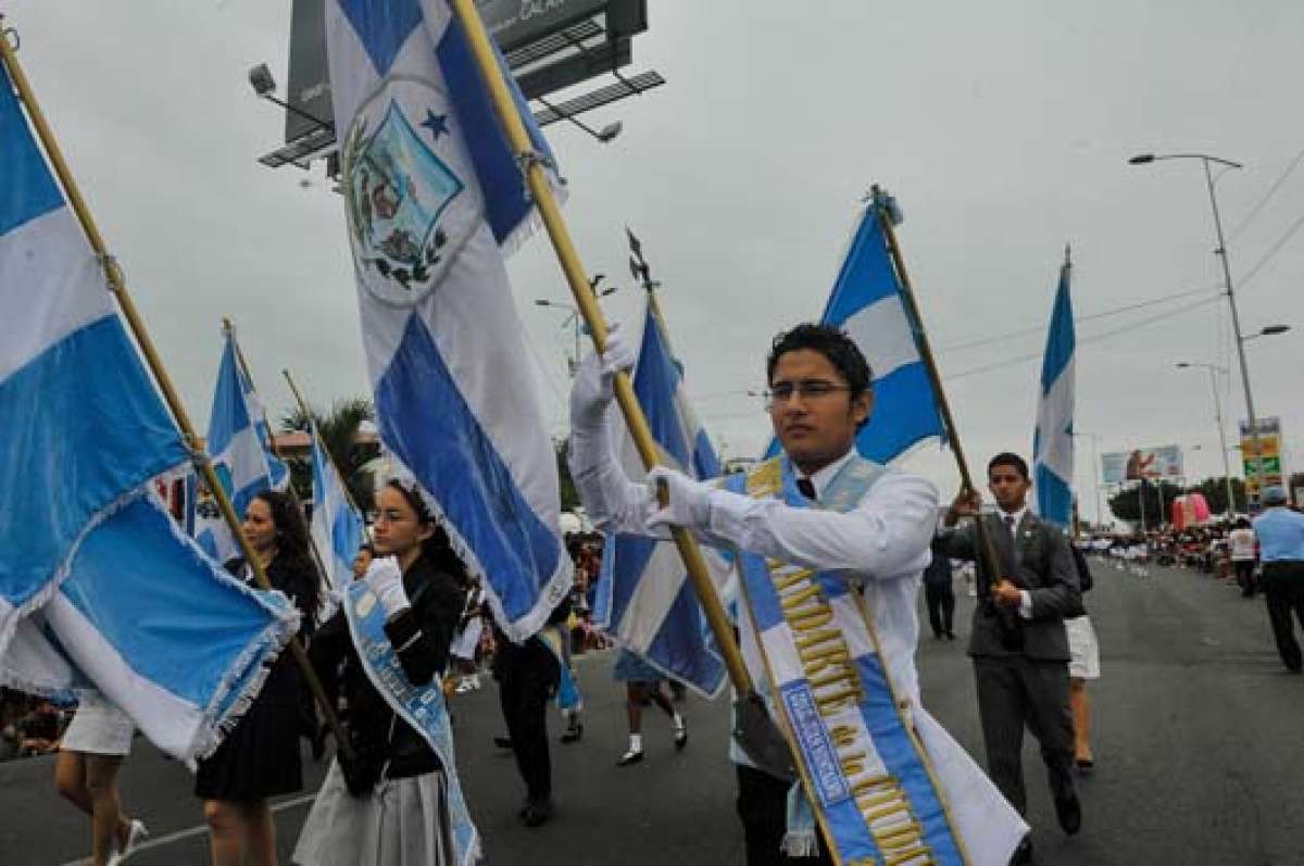 Unas 70 instituciones, entre planteles educativos, asociaciones y entidades de servicio p&uacute;blico, desfilaron en honor a la cantonizaci&oacute;n de Manta. Foto: Mario Rodr&iacute;guez / El Tel&eacute;grafo