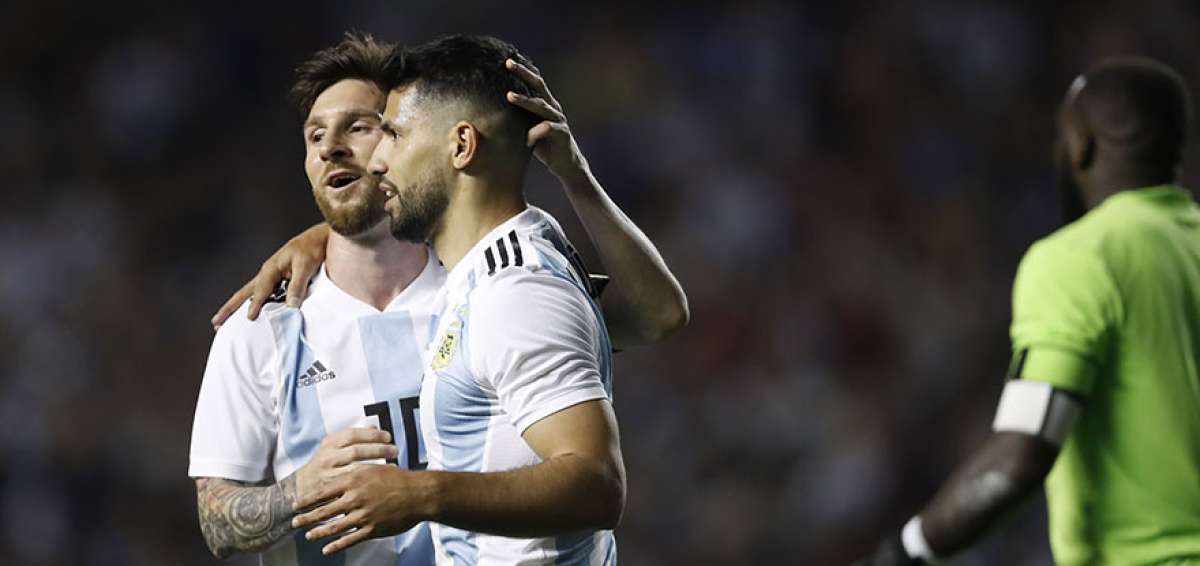 Lionel Messi (izq.) y Sergio Ag&uuml;ero (der.) comandar&aacute;n el ataque de Argentina, cuyo debut en la Copa Am&eacute;rica ser&aacute; ante Colombia.