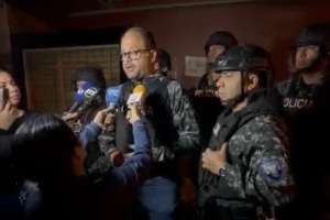 38 allanamientos se realizaron en siete provincias de Ecuador para desarticular presunta banda de tr&aacute;fico de armas, dijo John Reimberg, ministro del Interior.