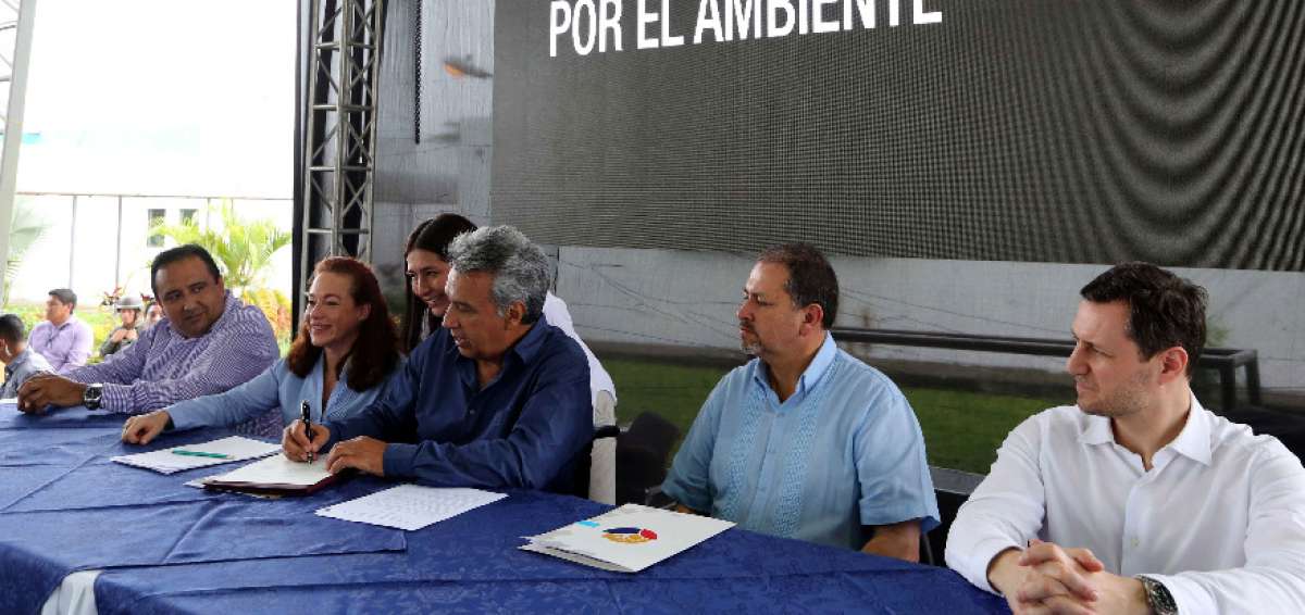 El presidente de la Rep&uacute;blica, Len&iacute;n Moreno, firm&oacute; la ratificaci&oacute;n del Acuerdo de Par&iacute;s y anunci&oacute; la nueva Pol&iacute;tica Ambiental, en Nuevo Rocafuerte, en la provincia de Orellana.