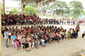 Desde tempranas horas los padres de familia acudieron al Distrito 8 de Monte Sina&iacute; para gestionar cambios de los planteles asignados. Foto: Eduardo Escobar | El Tel&eacute;grafo