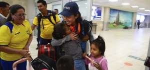 Mar&iacute;a del Carmen Qui&ntilde;&oacute;nez (i), madre de la deportista, observa el abrazo de sus hijas, Glenda y Mar&iacute;a Bel&eacute;n, en el aeropuerto de Quito.