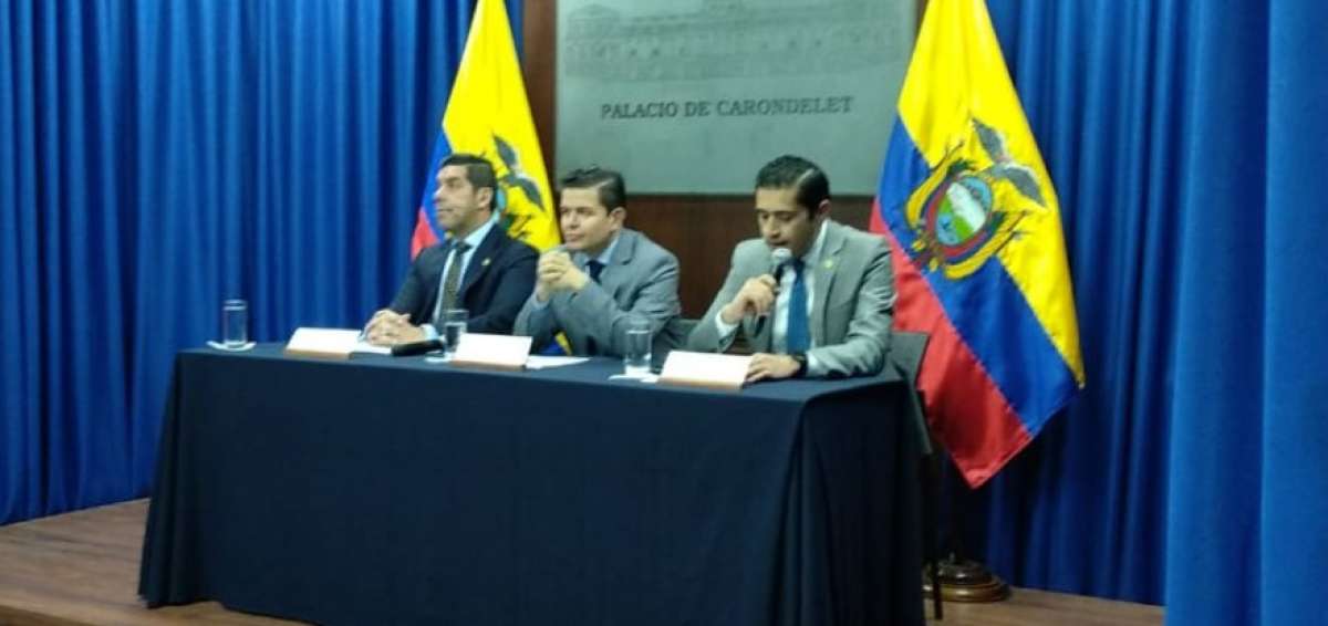 El ministro de Econom&iacute;a, Richard Mart&iacute;nez (d), junto con el secretario de la cartera de Trabajo, Ra&uacute;l Ledesma; y el secretario de la Presidencia, Sebasti&aacute;n Rold&aacute;n.