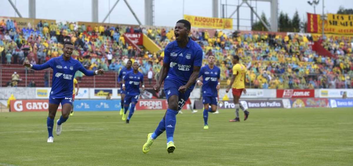 El mediocampista ofensivo Gabriel Cortez (C) abri&oacute; la ruta de la victoria 2-0 de Emelec sobre Aucas, en el estadio Gonzalo Pozo Ripalda, de Quito.   