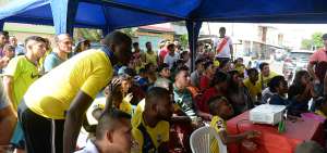 M&aacute;s de 100 personas observaron el partido de la selecci&oacute;n sub-20 afuera de la casa de la familia de Gonzalo Plata.