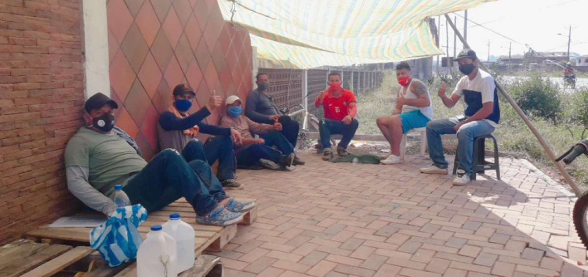 Trabajadores de una f&aacute;brica de bloques exigen el pago de salarios atrasados y seguridad social; rechazan 22 despidos por el art 169.6.