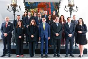 El presidente Daniel Noboa se tom&oacute; la foto oficial con su gabinete ministerial ajustado.