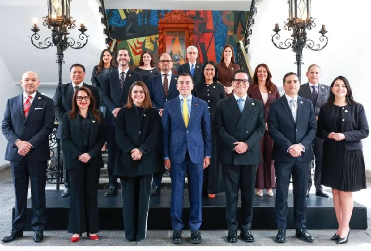 El presidente Daniel Noboa se tom&oacute; la foto oficial con su gabinete ministerial ajustado.