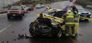 Personal de Bomberos durante el rescate de las v&iacute;ctimas en el accidente.
