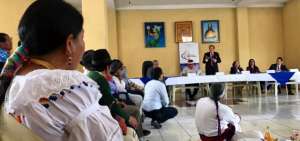 Delegados y representantes ind&iacute;genas acudieron para presenciar la firma del convenio.