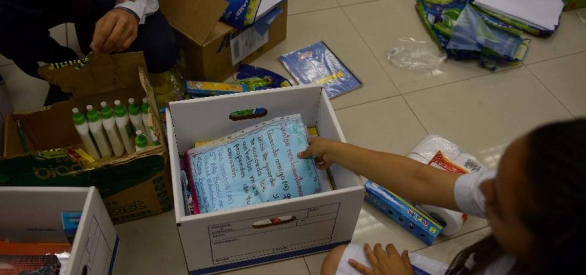 Los representantes de los gobiernos estudiantiles son los encargados de organizar los tres tipos de kits. Una vez rotulados son llevados al Distrito 5 en Guayaquil.