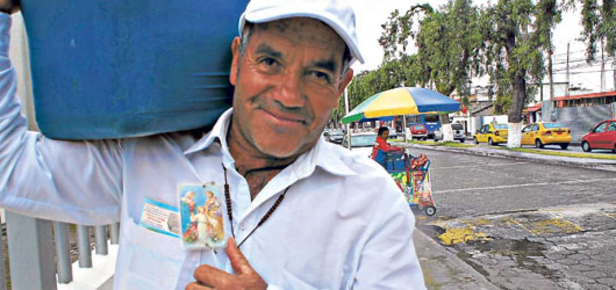C&eacute;sar (64 a&ntilde;os) reside en Tanguar&iacute;n, en la parroquia San Antonio de Ibarra. Este emprendedor se dedica a la venta de helados desde hace 44 a&ntilde;os. Foto: Santiago Puetate