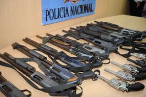 Las armas de diferentes calibres, que fueron decomisadas, son destruidas por el Comando Conjunto de FF.AA. Foto: Miguel Castro / El Tel&eacute;grafo