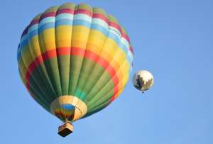 Globo gigante se enredó en cables eléctricos en Mitad del Mundo