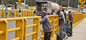 Uniformados policiales de Ecuador y Colombia no les permiten ingresar ni tampoco salir.