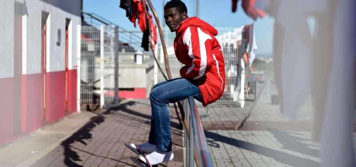 El africano Sunday Akoh vive en un modesto alojamiento en el estadio del Nogueirense, junto a 7 j&oacute;venes m&aacute;s.  