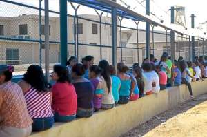El ingreso a la Penitenciar&iacute;a del Litoral es ahora ordenado y se cumple a trav&eacute;s de varias fases y controles. Foto: William Orellana / El Tel&eacute;grafo