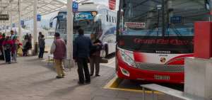 Viajeros acuden a la terminal de Carcel&eacute;n.