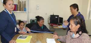 Los adultos mayores reciben acompa&ntilde;amiento en su recuperaci&oacute;n, terapias de rehabilitaci&oacute;n f&iacute;sica cuando es necesario y clases de tejido y bordado.     