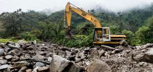 En el sector Cuyuja, en Napo, la carretera fue bloqueada totalmente por un derrumbe de rocas.