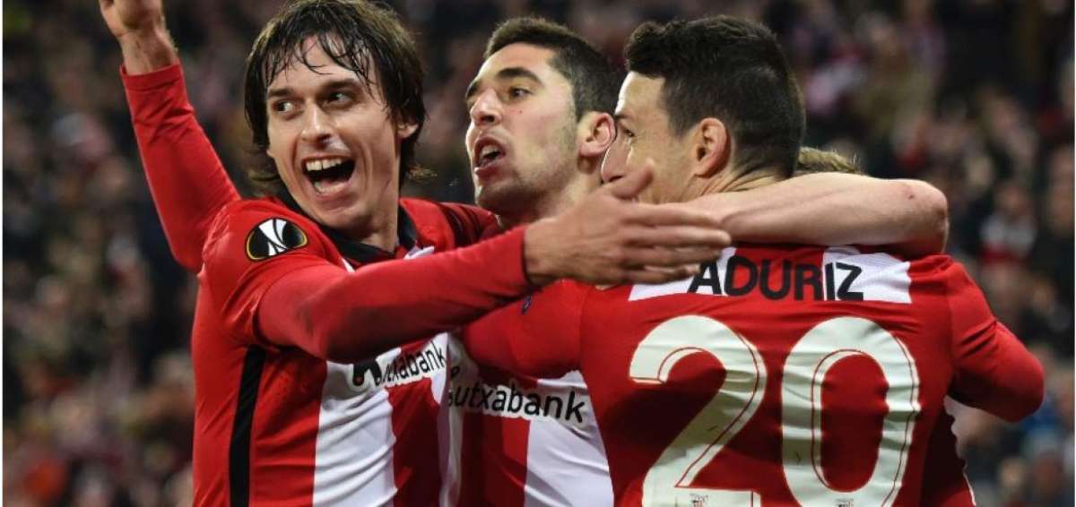 Un cabezazo de Sabin Merino (oculto), a los 81' minutos, dio la clasificaci&oacute;n al equipo vasco a los octavos de final de la Europa League.