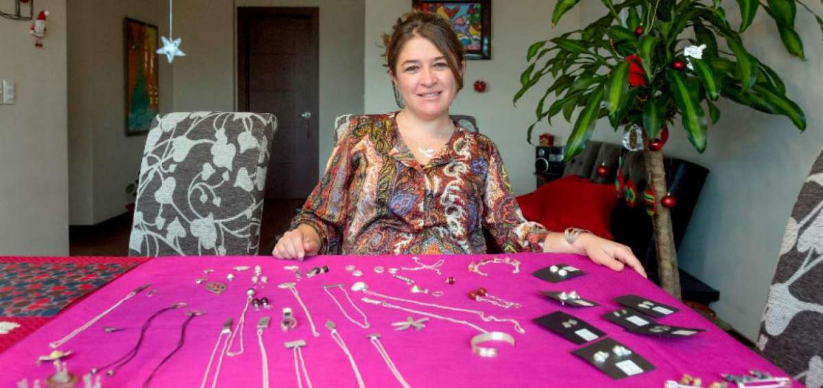Mar&iacute;a Fernanda Palacios muestra una selecci&oacute;n de sus joyas