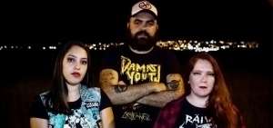 Eskr&ouml;ta son: Yasmin Amaral (cantante y guitarrista), Tamyris Leopoldo (bajista), John Fran&ccedil;a (baterista).
