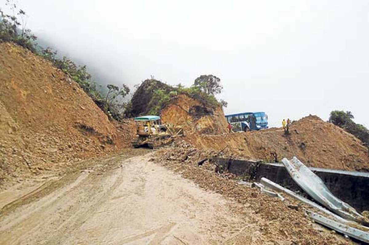 Tierra, piedras y &aacute;rboles peque&ntilde;os se han deslizado hasta la v&iacute;a que une a las 2 provincias del Austro. Foto: Cortes&iacute;a Jorge G&aacute;lvez