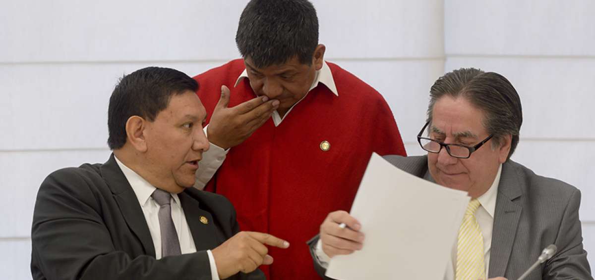 Los asamble&iacute;stas Luis Pachala (centro) Ram&oacute;n T&eacute;r&aacute;n (derecha) y Fausto Ter&aacute;n durante el an&aacute;lisis del juicio pol&iacute;tico a los consejeros de Participaci&oacute;n.