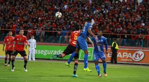Los defensores de Emelec, Jorge Guagua (der.) y Gabriel Achilier (en el aire), rechazan la pelota durante un ataque del Deportivo Cuenca. Fernando Machado / el tel&eacute;grafo 
