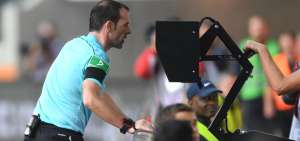 Un &aacute;rbitro observa la repetici&oacute;n de una jugada a trav&eacute;s de un monitor ubicado al pie de la cancha.