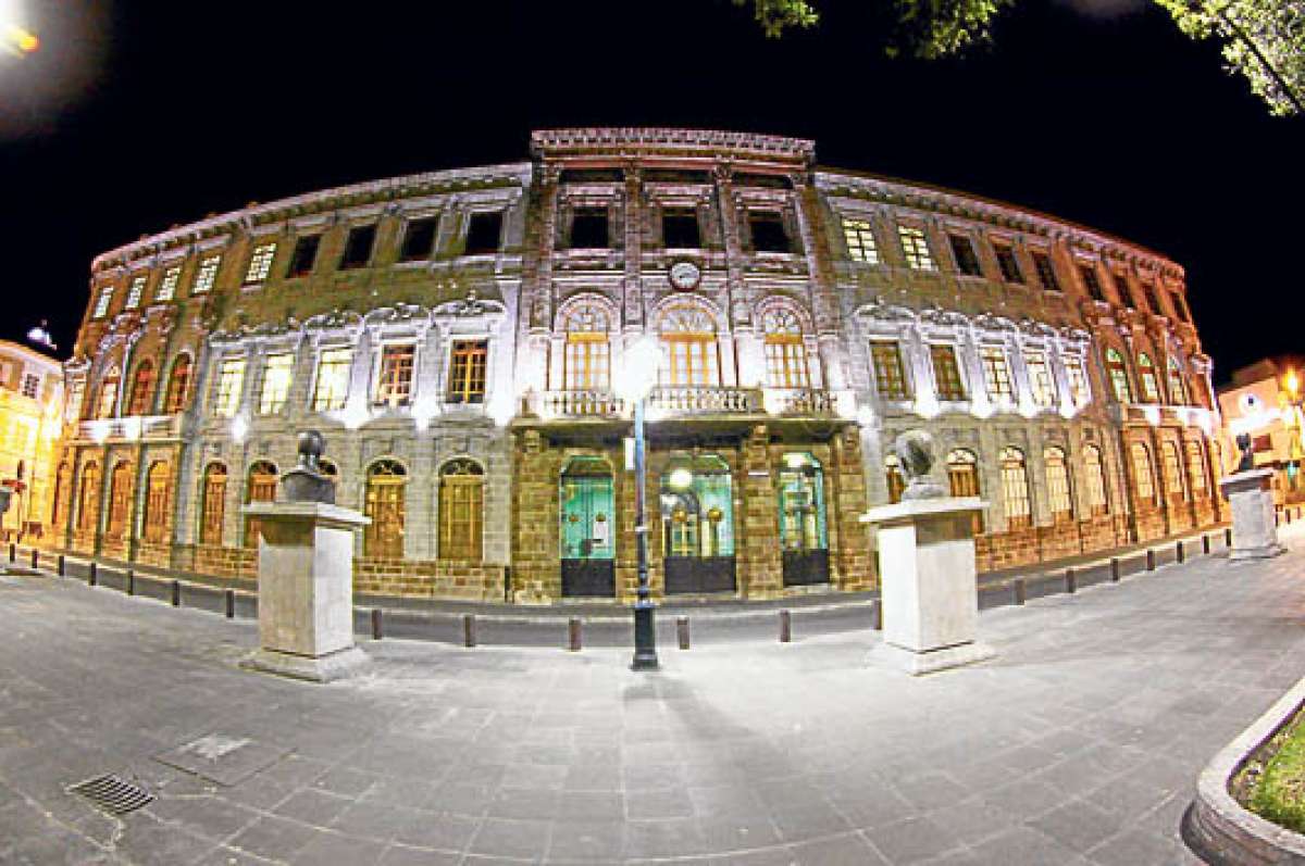 Restaurado a inicios de 2014, el edificio del centenario colegio Sim&oacute;n Bol&iacute;var de Ambato es uno de los inmuebles patrimoniales que m&aacute;s historia, leyendas, cr&oacute;nicas y cultura albergan en el Museo que funciona en su interior. Roberto Ch&aacute;vez/ El Tel&eacute;grafo