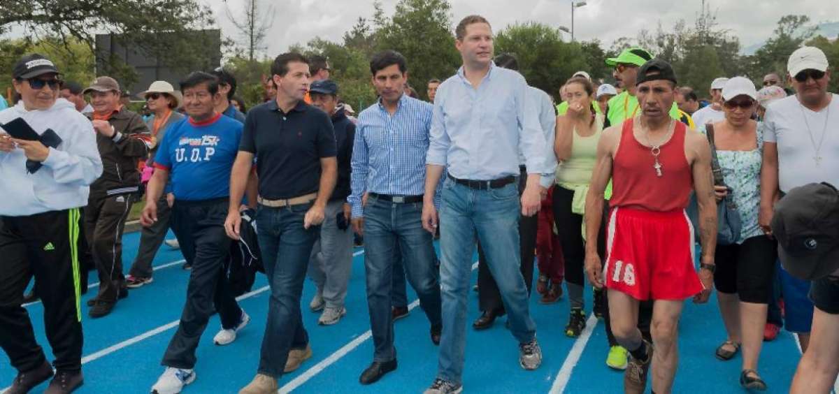 El alcalde Mauricio Rodas durante la inauguraci&oacute;n el s&aacute;bado de la pista atl&eacute;tica en La Carolina.