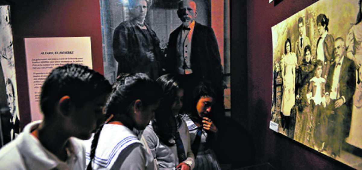 En el Centro C&iacute;vico Ciudad Alfaro se llev&oacute; a cab&oacute; un acto simb&oacute;lico por recordarse los 120 a&ntilde;os del triunfo del pueblo. Foto: Rodolfo P&aacute;rraga / El Tel&eacute;grafo