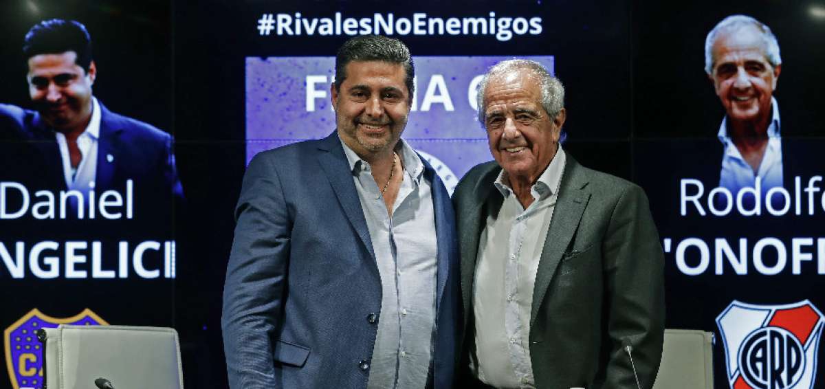 Daniel Angelici, presidente de Boca Juniors (i), y Rodolfo D'Onofrio, presidente de River Plate, brindaron una rueda de prensa para dar detalles sobre la final de la Copa Libertadores. 